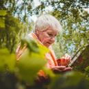 Manifest contra l'edatisme Persona gran en un jardí