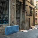 Imatge d'un matalàs i cartrons al carrer de persones sense llar