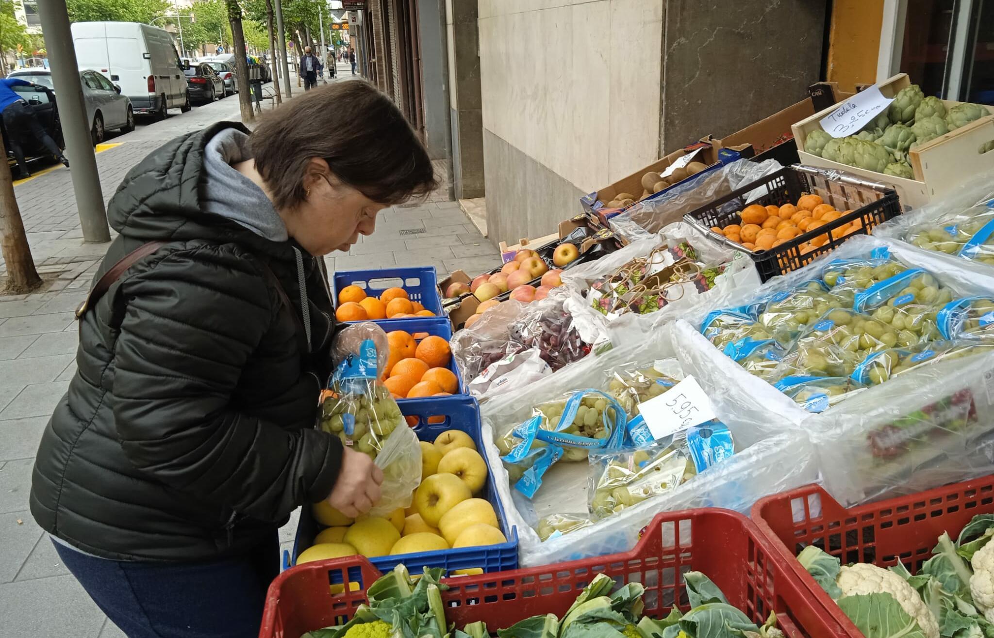 Dona amb discapacitat intel·lectual comprant fruita
