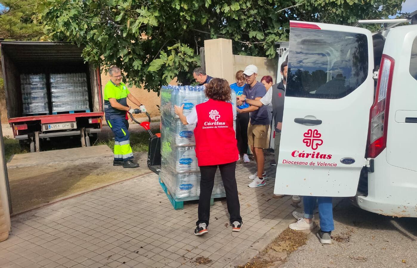 Imatge Càritas València amb material per a les persones afectades pel DANA