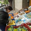 Dona amb discapacitat intel·lectual comprant fruita