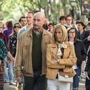 Fotografia grup de persones caminant al carrer