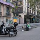 Imatge de pertinences d'una persona sense llar a un carrer de Barcelona