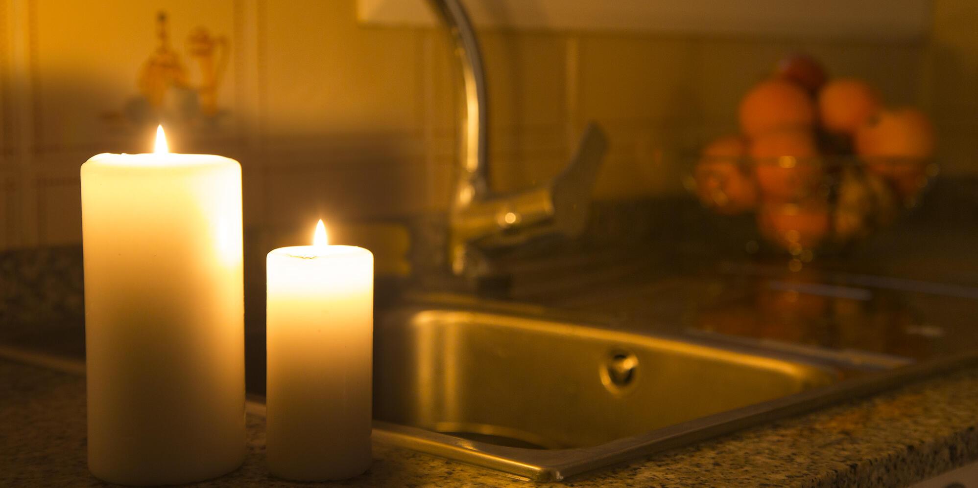 Imatge espelmes en una cuina per poder tenir llum