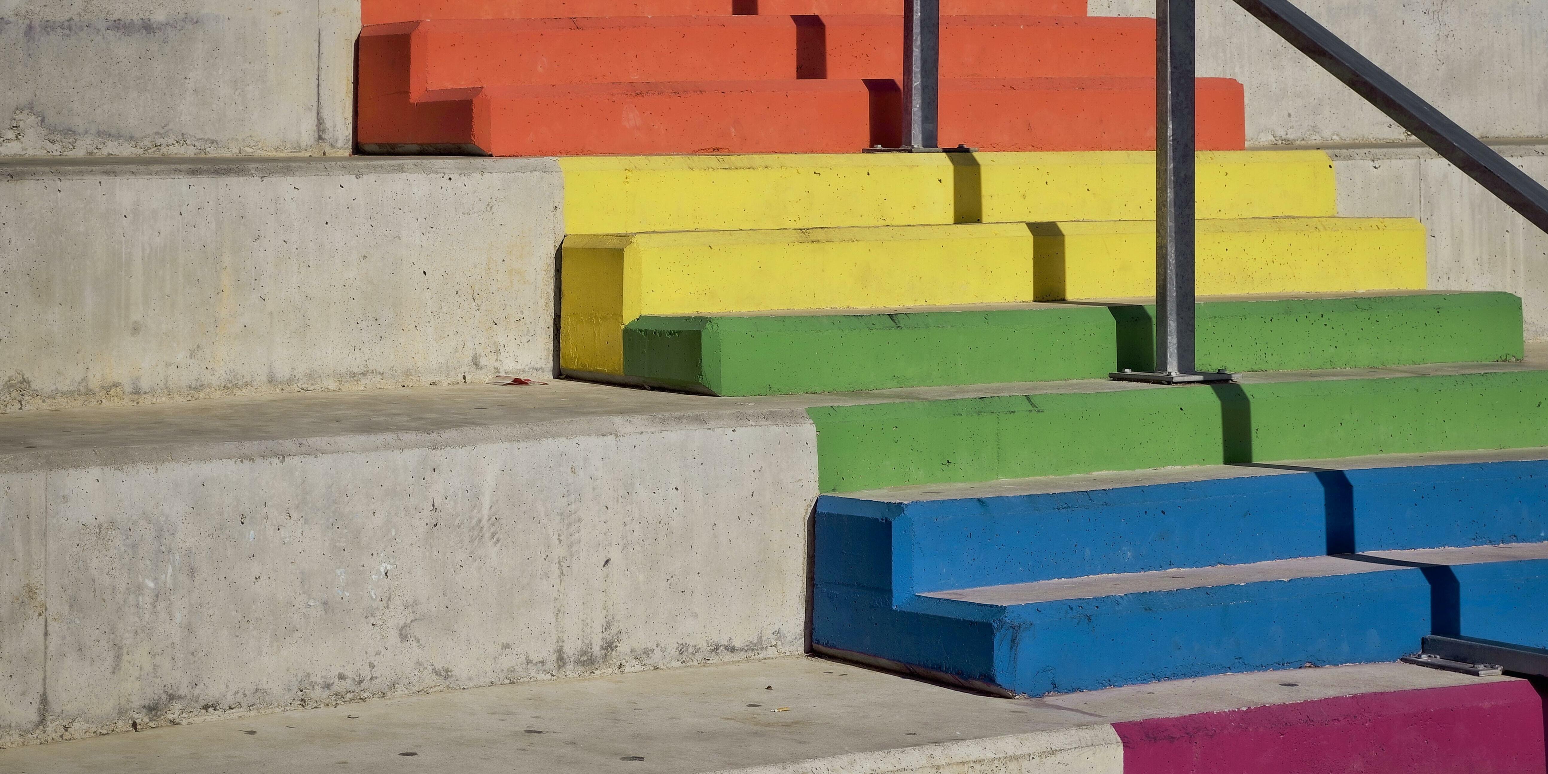 Imatge escales pintades de color LGTBI