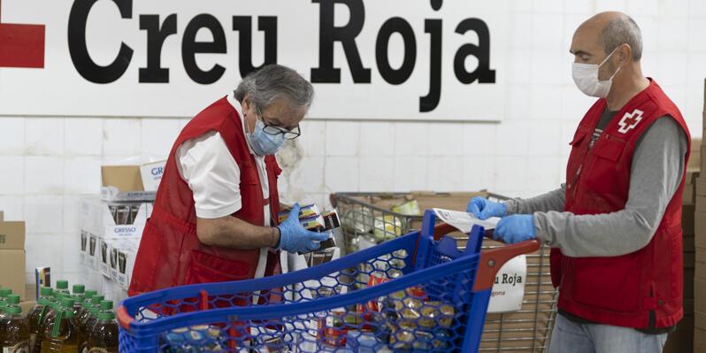 Imatge voluntaris Creu Roja Catalunya preparant cistella amb aliments