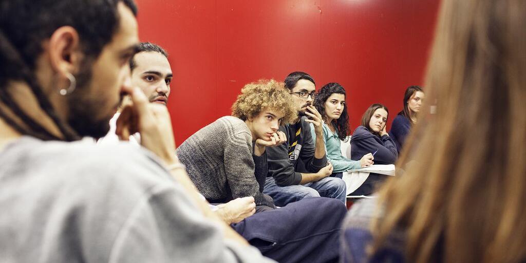 Imatge d'una reunió d'un grup de joves de diferents entitats