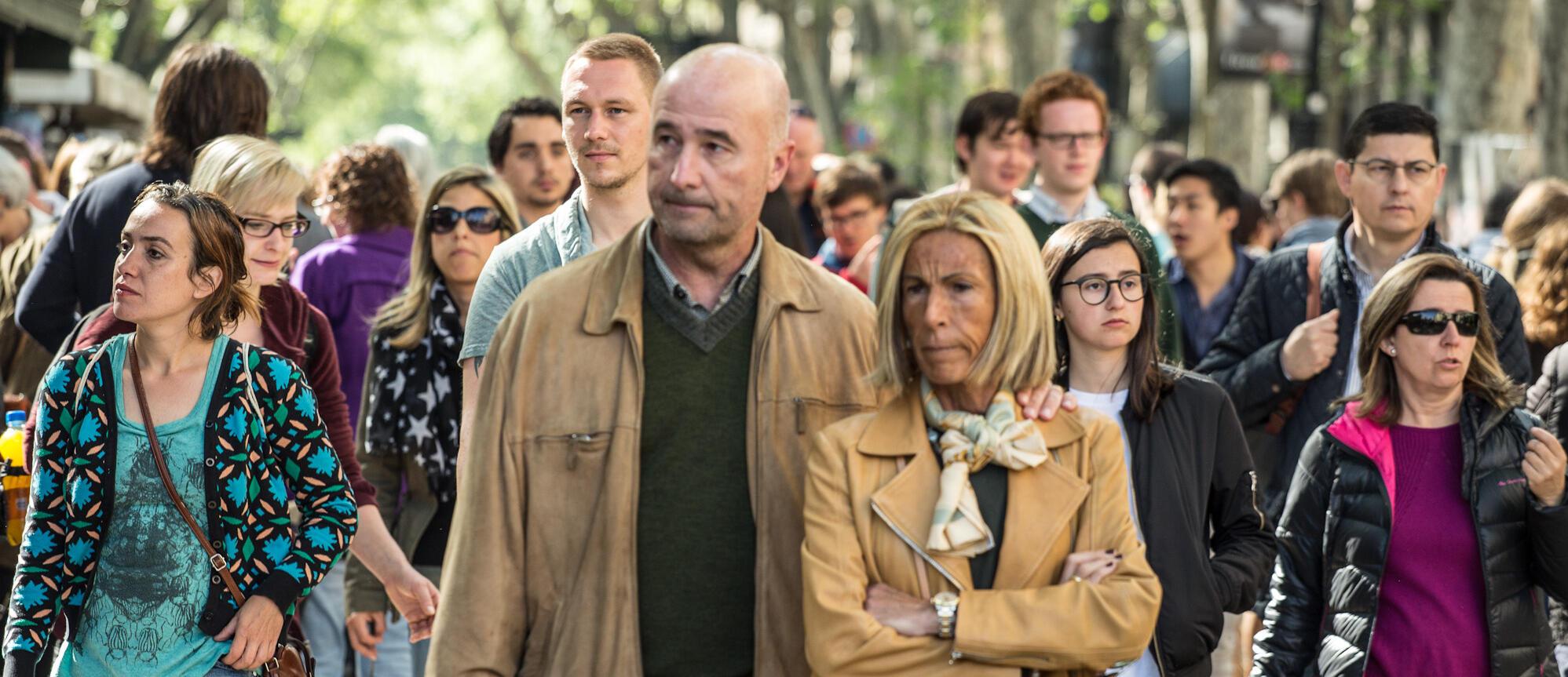 Fotografia grup de persones caminant al carrer