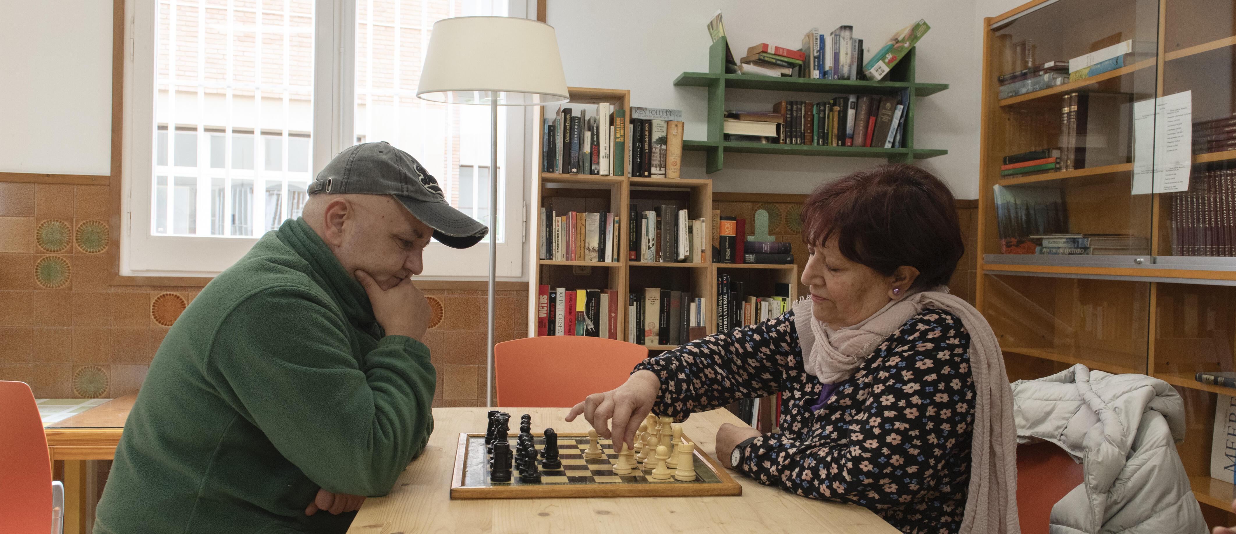 Un home i una dona grans jugant a escacs