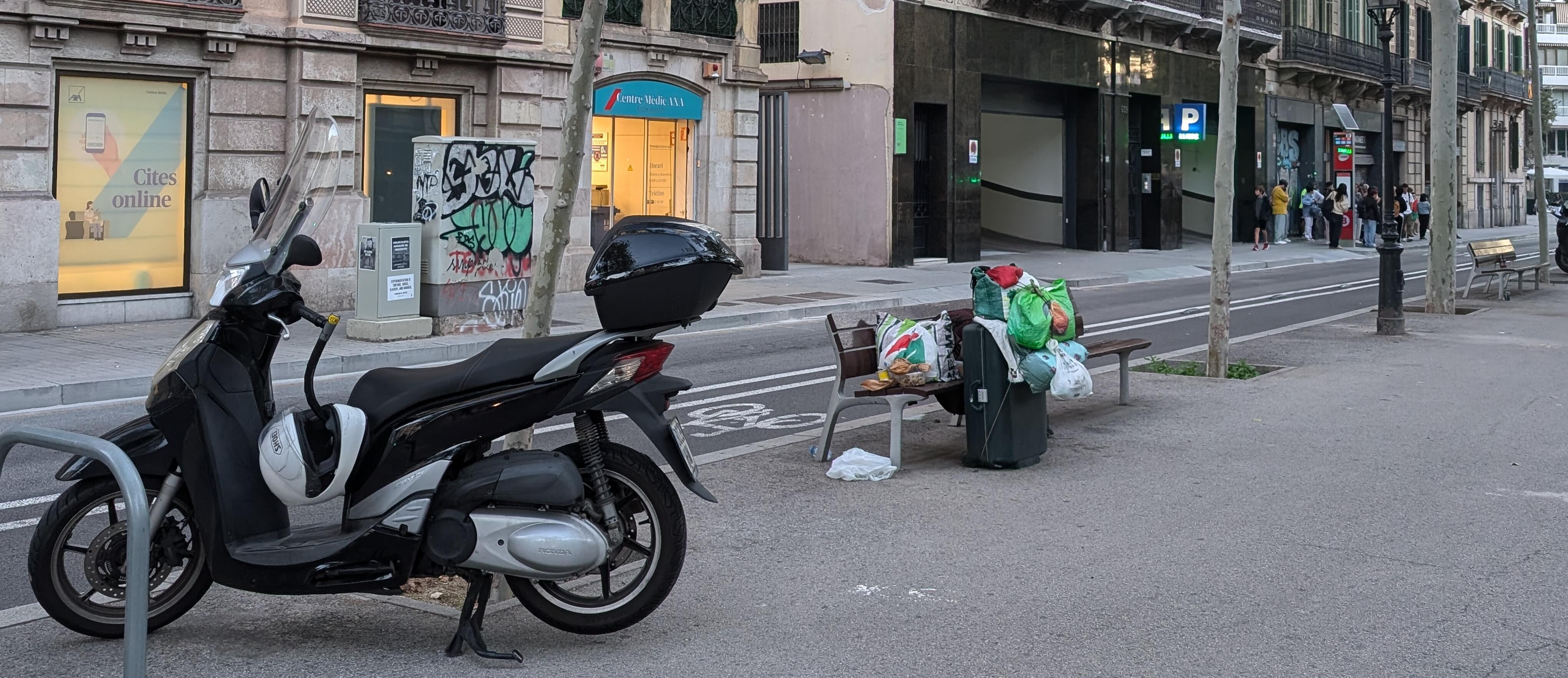 Imatge de pertinences d'una persona sense llar a un carrer de Barcelona