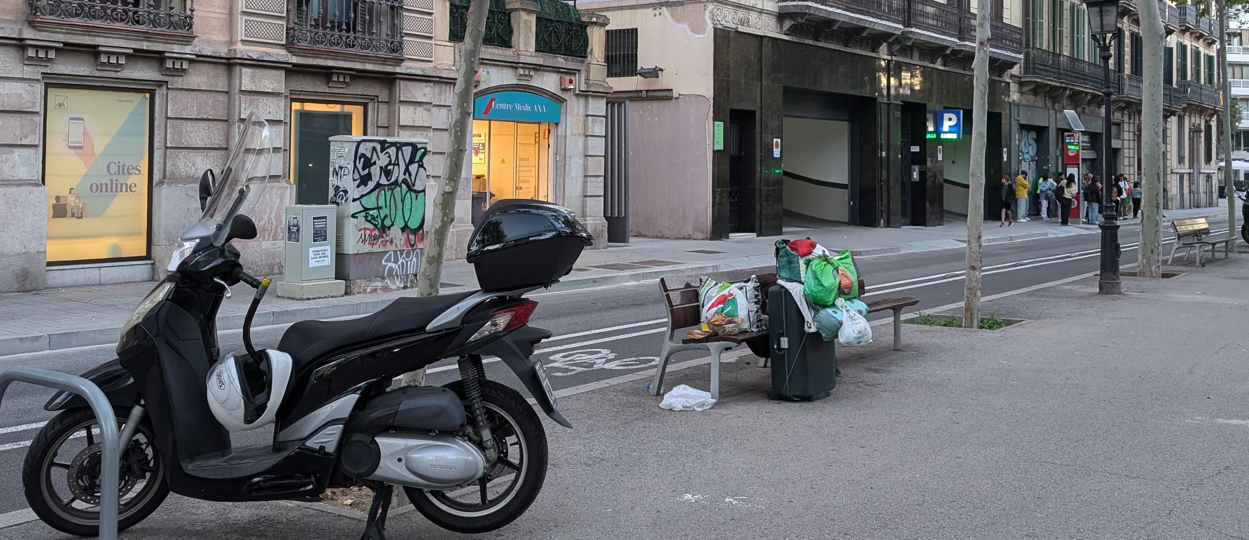 Imatge de pertinences d'una persona sense llar a un carrer de Barcelona